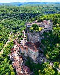 Village perché dans la région de Figeac, Lot